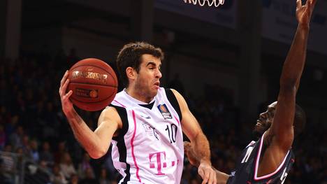 Jared Jordan von den Telekom Baskets Bonn springt mit dem Ball