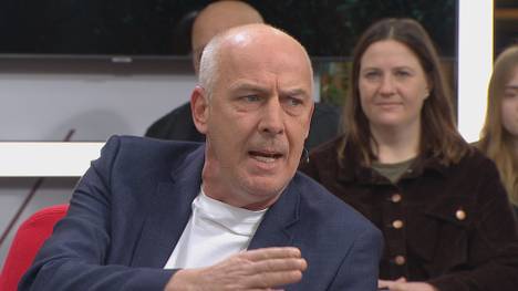 Wegen der weiten Entfernung des DFB-Quartiers zur rund 100 Kilometer entfernten Pressekonferenz hat der DFB eine Geldstrafe der FIFA in Kauf genommen. Die Planung bringt vor allem Mario Basler in Rage. 