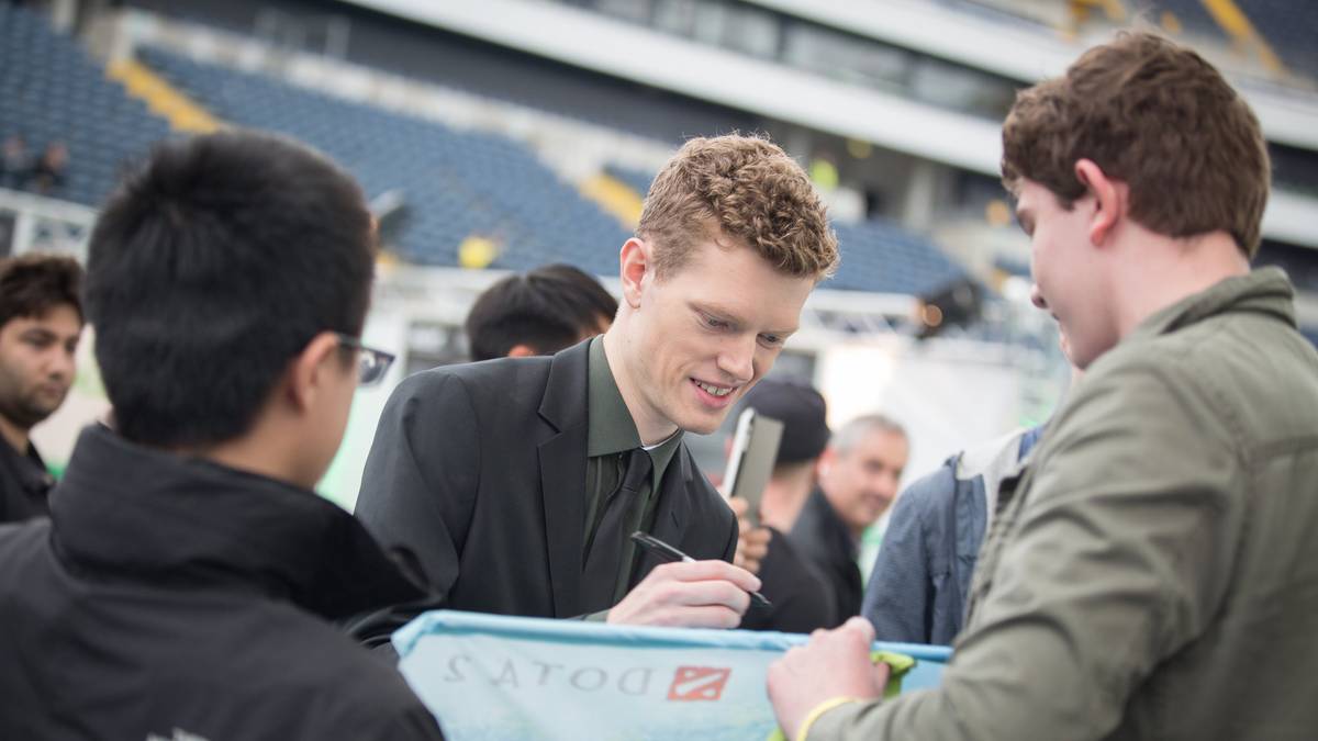 Der Teammanager von Schalke 04s League of Legends-Team war auch mal ein Dota 2-Profi. Mit Meet Your Makers machte er damals die Turniere unsicher. Dank seiner Geschichte mit dem Spiel taucht er auch immer wieder bei Turnieren am Analyse-Panel auf.