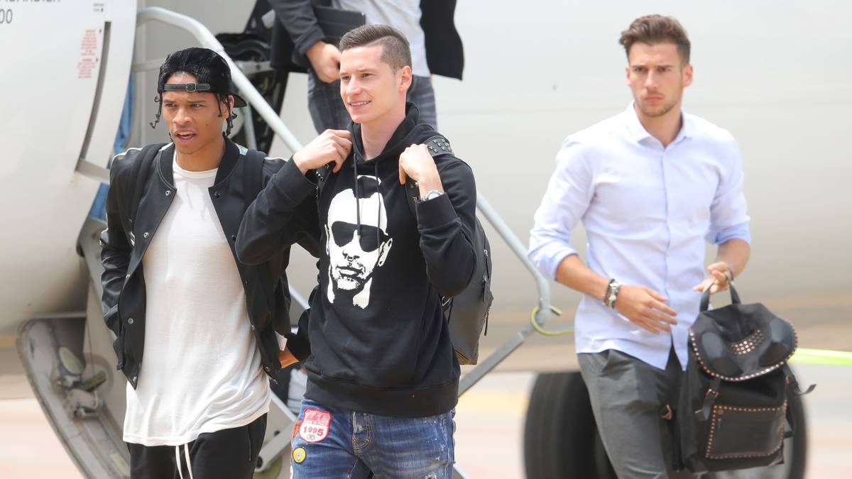 Modische Zeichen setzen die Jungstars Leroy Sane mit Dreadlocks und Julian Draxler im Taxi-Driver-Shirt. Eher klassisch unterwegs: Leon Goretzka