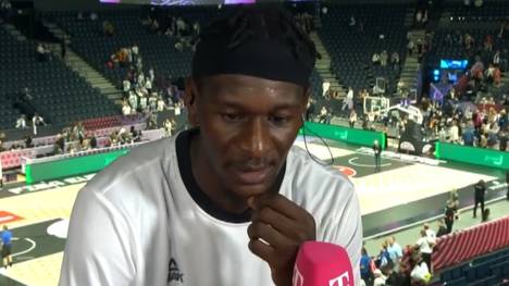 Isaac Bonga hatte im Spiel der deutschen Basketball-Nationalmannschaft gegen Finnland die Aufgabe, NBA-Star Lauri Markkanen zu verteidigen. Im Interview spricht er nach der Partie über das Matchup.