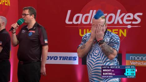 Peter Wright und Stephen Bunting liefern sich im Achtelfinale der UK Open einen packenden Darts-Thriller - bis Snakebite ein folgenschwerer Patzer unterläuft.