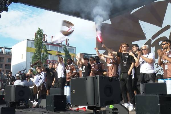 St. Pauli feiert Mega-Meistersause vor Tausenden Fans
