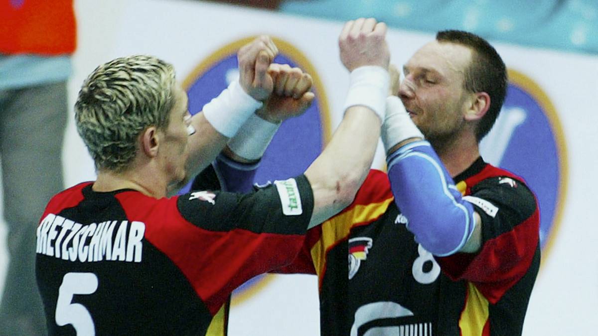 Deutschland hätte die WM gerne bereits 2005 ausgerichtet, doch das Turnier wird an Tunesien vergeben. Damals mischten auch die beiden Weltstars Stefan Kretzschmar (l.) und Christian Schwarzer noch mit - 2007 zählen die Routiniers nicht mehr zum WM-Kader von Bundestrainer Heiner Brand