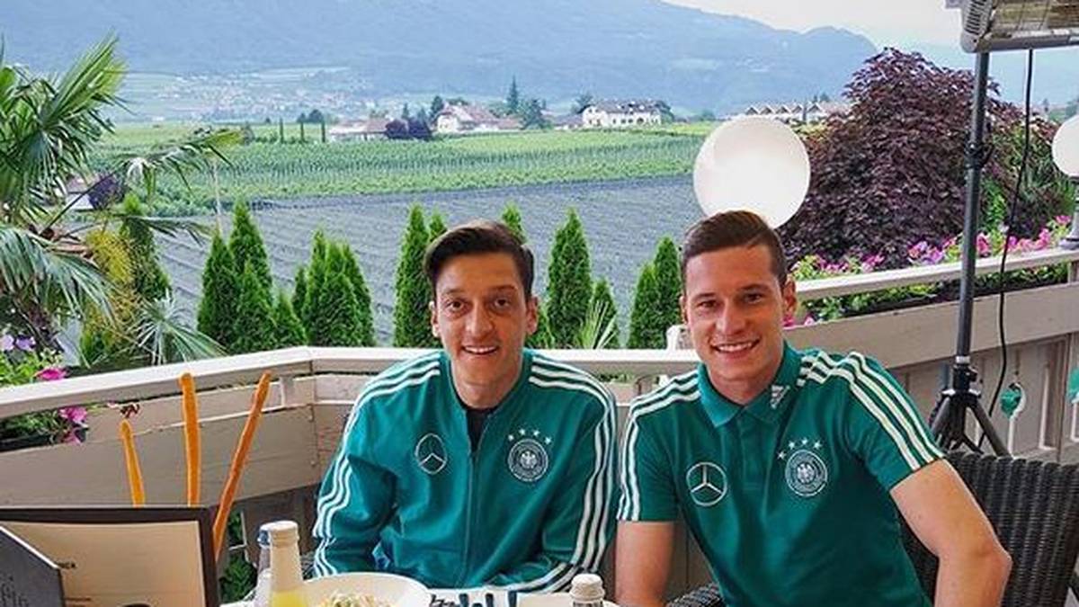 Nach der Erdogan-Affäre konnte Özil aber auch auf andere Teamgefährten zählen: Nach dem Saudi-Arabien-Spiel in der Vorbereitung wich Draxler nicht von Özils Seite, schirmte ihn damit vor den ungewollten Journalistenfragen ab