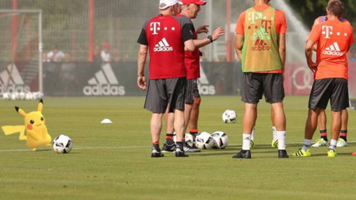 Szene im Bayern-Training: Ancelotti erklärt, Pikachu (l.) macht Faxen