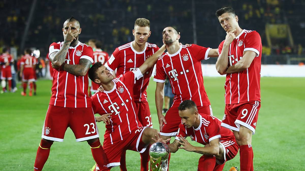 Sieger-Poser: Vidal, Müller, Kimmich, Ribery, Rafinha und Lewandowski feiern den Titelgewinn auf eigene Art und Weise