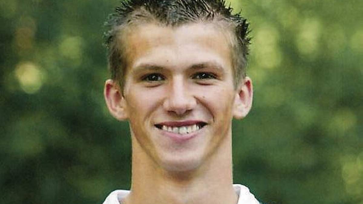 Mit seinem robusten Körperbau hat Waslikowski seinen Alterskollegen etwas voraus, glänzt zudem mit seiner Schnelligkeit und einem hervorragenden Torabschluss