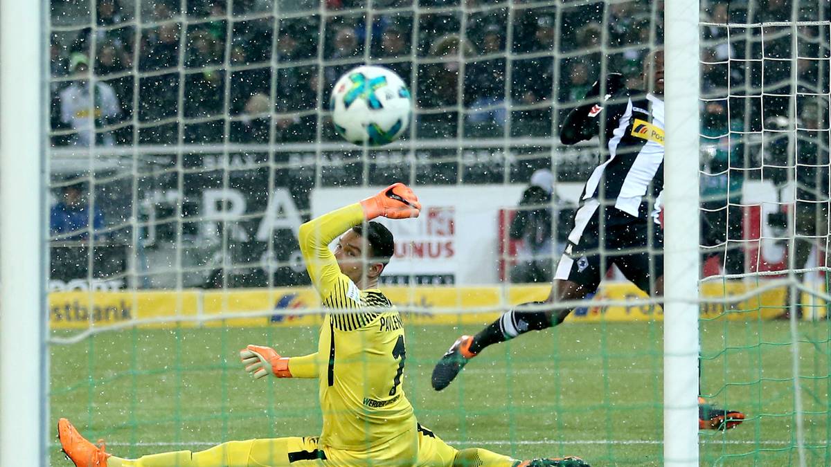 Einer bleibt trotz der widrigen Bedingungen eiskalt: Denis Zakaria (r.) trifft nach wenigen Minuten zur Führung der Gladbacher
