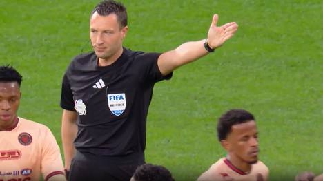 Unter der Leitung von Bundesliga-Schiedsrichter Sven Jablonski dreht der ehemalige Weltfußballer Karim Benzema auf. 