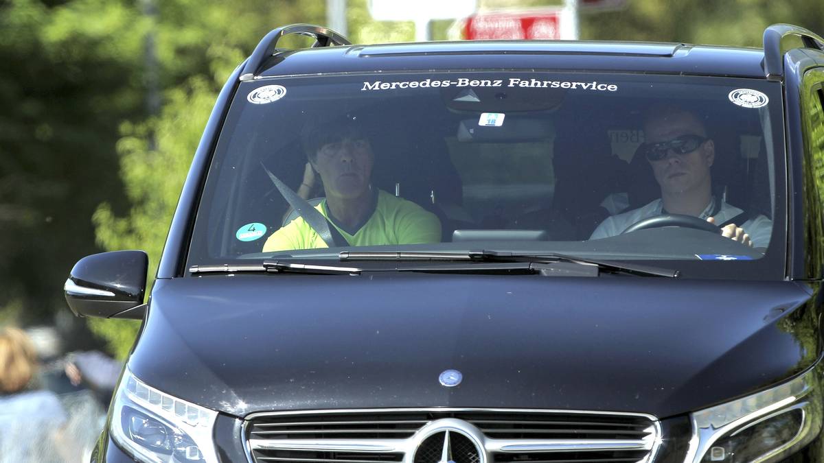 ...lässt sich Löw lieber im Wagen kutschieren