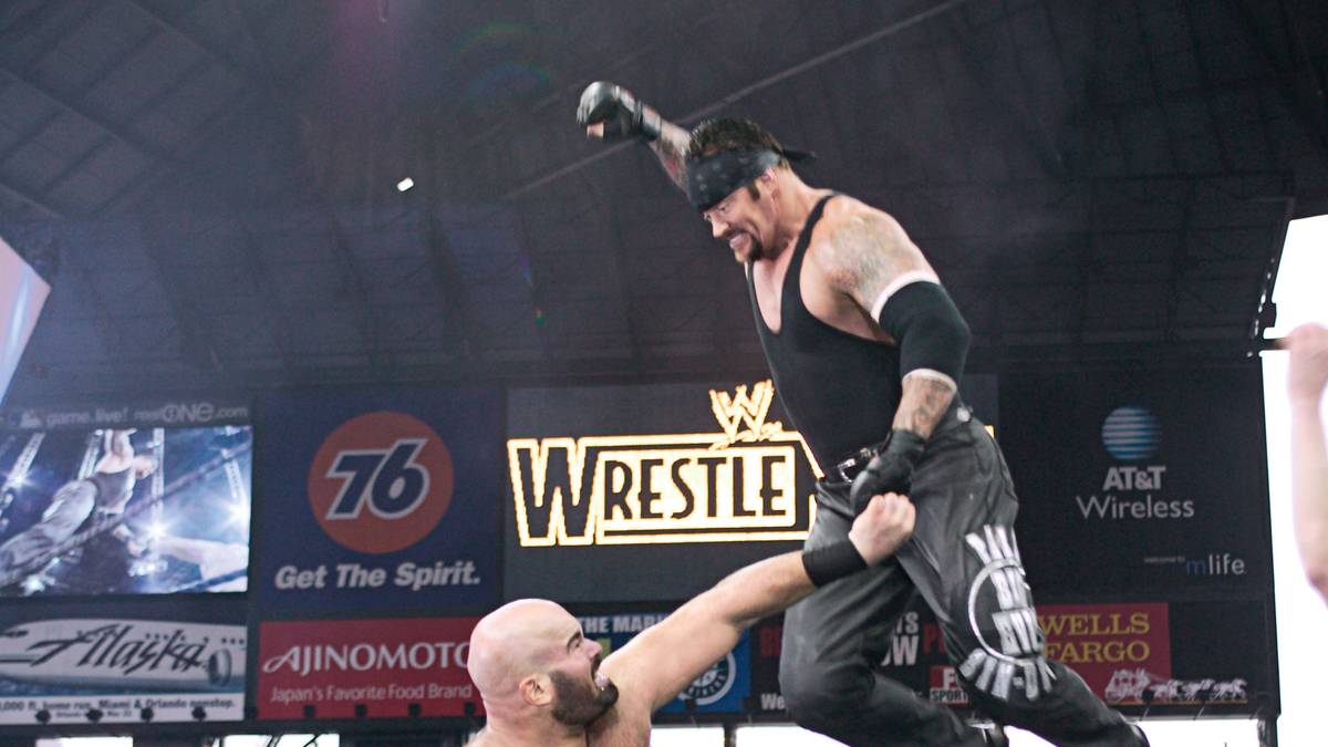2003 besiegte der Taker (jetzt mit kurzen Haaren) gleich zwei Gegner: The Big Show und A-Train in einem Handicap Match. Gegen Letzteren führt der Undertaker hier eine Spezialität vor: Das Balancieren über das oberste Ringseil - samt anschließendem Sprunghieb auf den Gegner