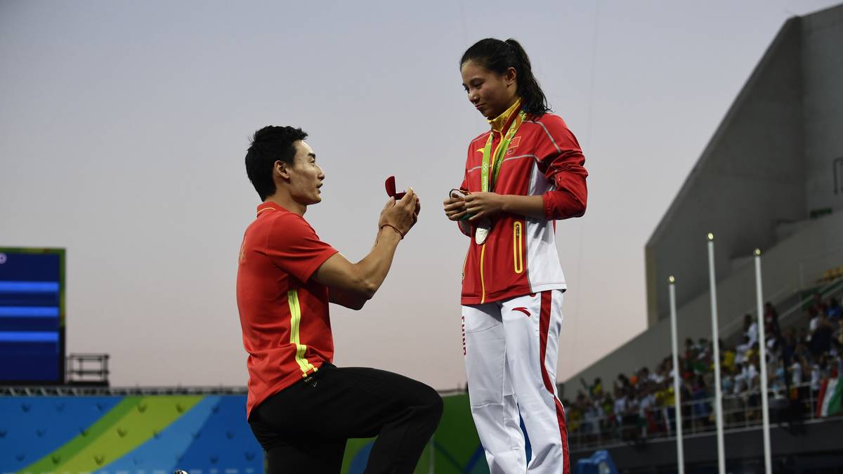 Überglücklich strahlte He Zi über beide Ohren. Schließlich hatte die chinesische Wasserspringerin gerade Silber vom Drei-Meter-Brett gewonnen. Da ahnte sie allerdings noch nicht, dass nur kurze Zeit später ein noch größerer Moment folgen sollte. Kurz nach der Medaillenzeremonie machte ihr ihr Freund Qin Kai einen Heiratsantrag. Sie sagte ja