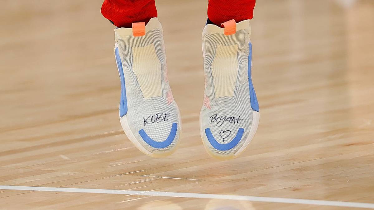 Auch die Aufschrift seiner Schuhe erinnern an den Verstorbernen