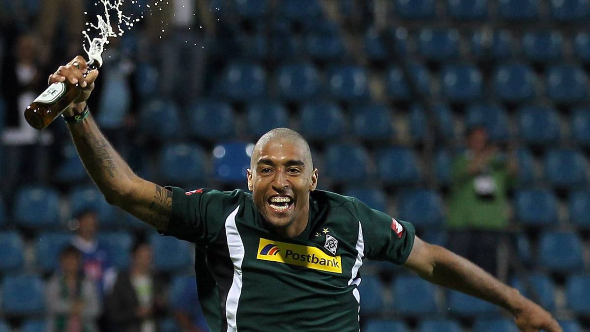 Die Relegation gegen den VfL Bochum entschieden die Fohlen dann ebenfalls für sich. Eine Konsequenz daraus: eine neue Frisur für Verteidiger Dante