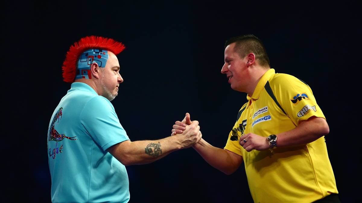 Ein Handshake nach einem epischen Match: Peter Wright bezwingt in einer dramatischen Partie Dave Chisnall mega knapp mit 4:3. Es geht fast bis ins letzte Leg