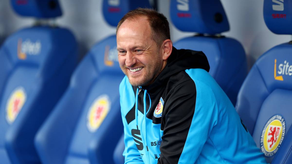 PLATZ 18 – EINTRACHT BRAUNSCHWEIG: Trainer Torsten Lieberknecht bezeichnete seinen Klub einst als "Pissverein". Die Fans scheinen das anders zu sehen, die Eintracht findet sich in der oberen Tabellenhälfte wieder.