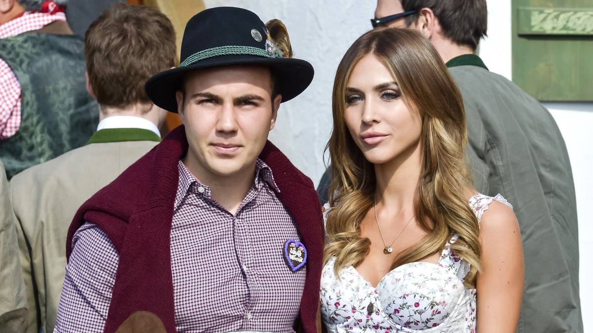 Mario Götze, mit frisch gezapfter Maß und Freundin Ann-Kathrin Brömmel im Arm