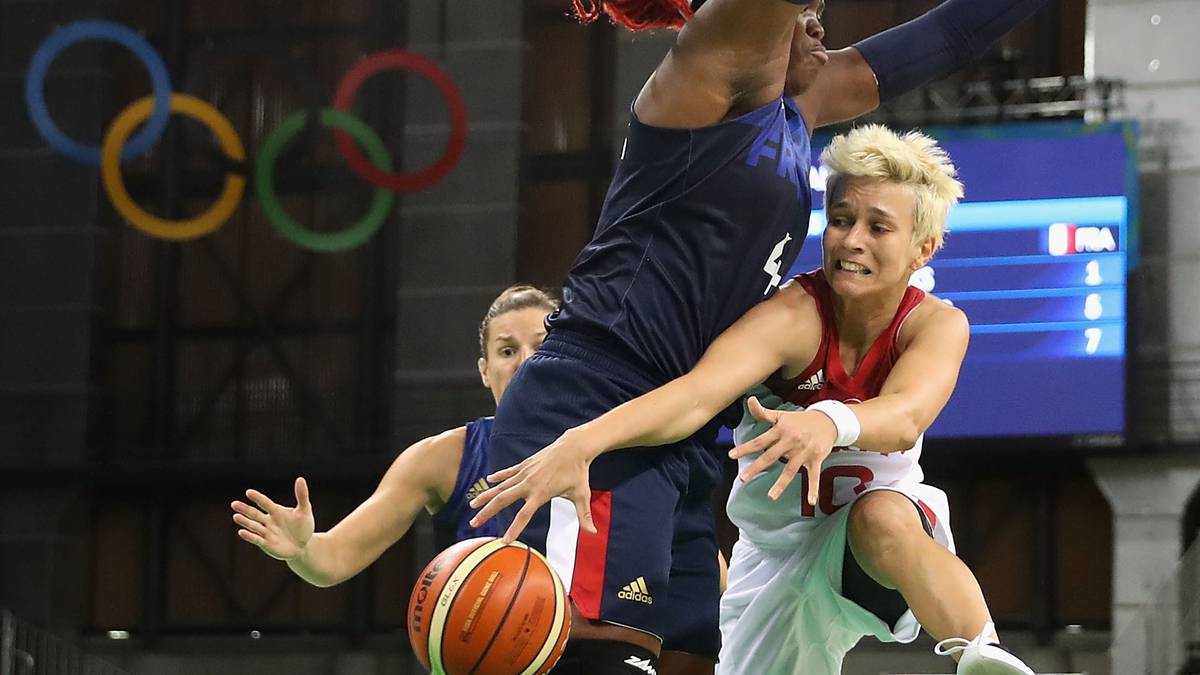 Einen Zweikampf mit körperlich unterschiedlichen Voraussetzungen liefern sich eine Französin und eine Türkin beim Basketball