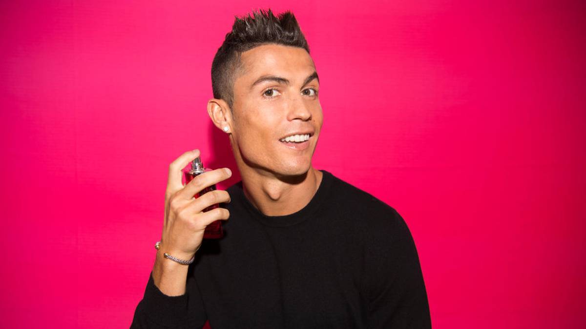 CRISTIANO RONALDO: Von sportlicher Unterwäsche über trendige Düfte zu Sportausrüstung und eigenem Modelabel. CR7 ist eine lebende Marke. Mit 21 Jahren gründete der Portugiese bereits sein Modelabel. Hemden, Jeans, Schuhe - alles kann im "Ronaldo-Look" erworben werden. Ronaldo ist die größte Vermarktungsmaschine, die das Sport-Business je gesehen hat