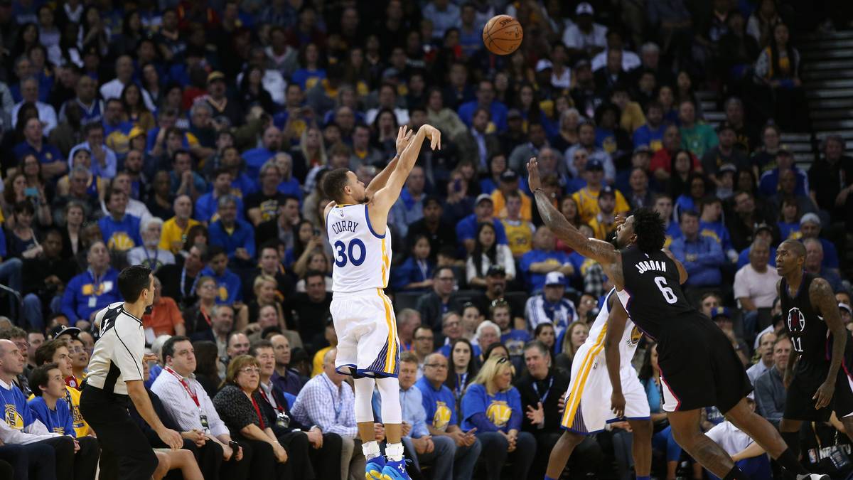 Curry? Der pulverisierte seine eigene NBA-Bestmarke von 286 auf 402 Dreier in einer Saison (mit einer bärenstarken Quote von 45,6 Prozent). In den letzten zwei Jahren hat Curry damit 688 Dreier verwandelt - mehr als Jordan und Bird in ihrer gesamten Karriere! Curry hat in 152 Saisonspielen in Folge mindestens einmal aus der Distanz eingenetzt - klar, NBA-Rekord