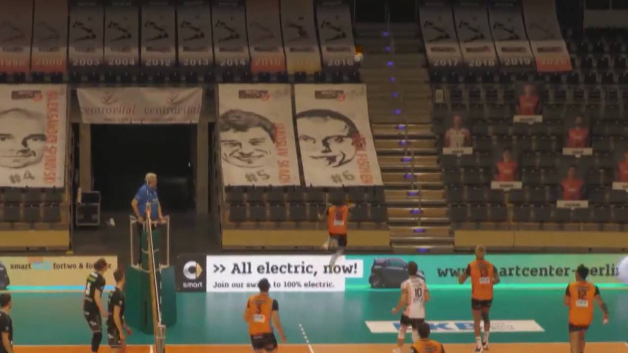 Monster-Save! Berlin Recycling Volleys punkten nach Sprung über die Bande
