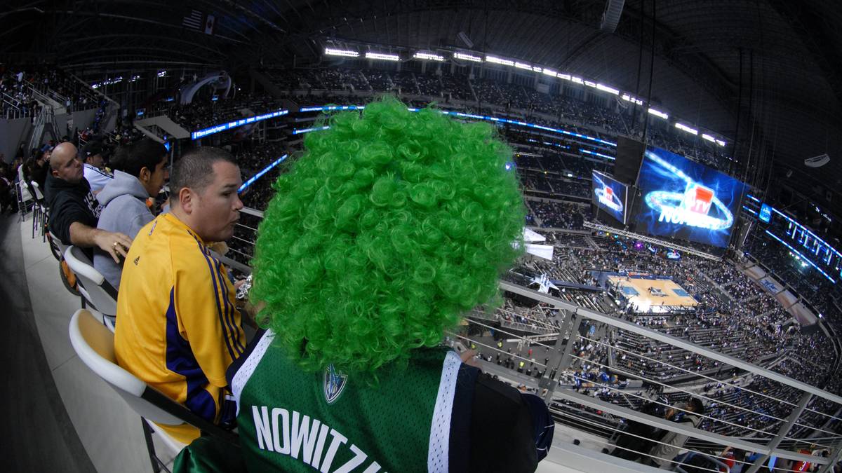 Vor der Rekordkulisse von 108.713 Zuschauern im Cowboys Stadium in der Nähe von Dallas rückt Nowitzki (l.) für den verletzten Bryant in die Starting Five. Trotz seiner 22 Punkte,roße Shows, vier Rebounds und zwei Assists siegt der Osten mit 141:139