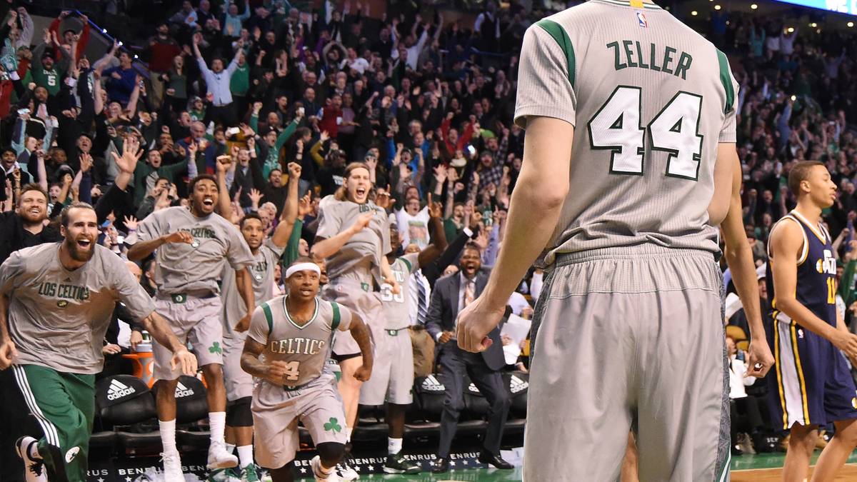 ...vollendet den Korbleger in letzter Sekunde zum vielumjubelten Sieg für Boston