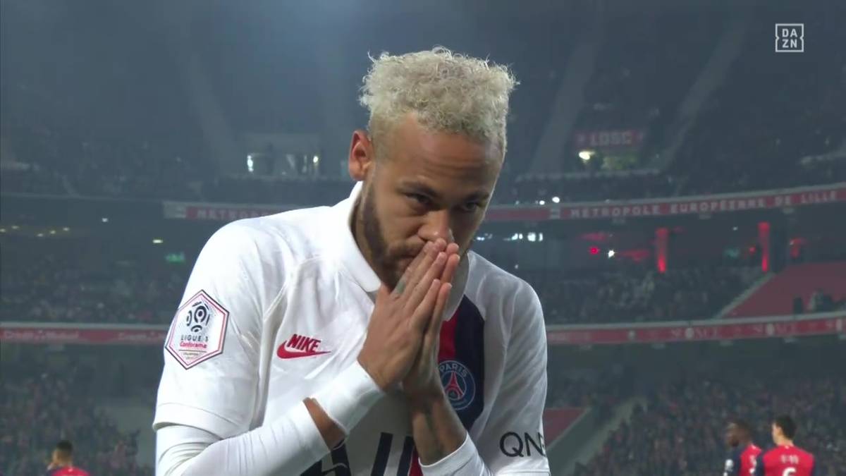 Neymar huldigt Kobe mit einem besonderen Torjubel. Nach seinem zweiten Treffer gegen OSC Lille zeigt er mit den Fingern eine 24 - Kobes Rückenummer bei den Lakers