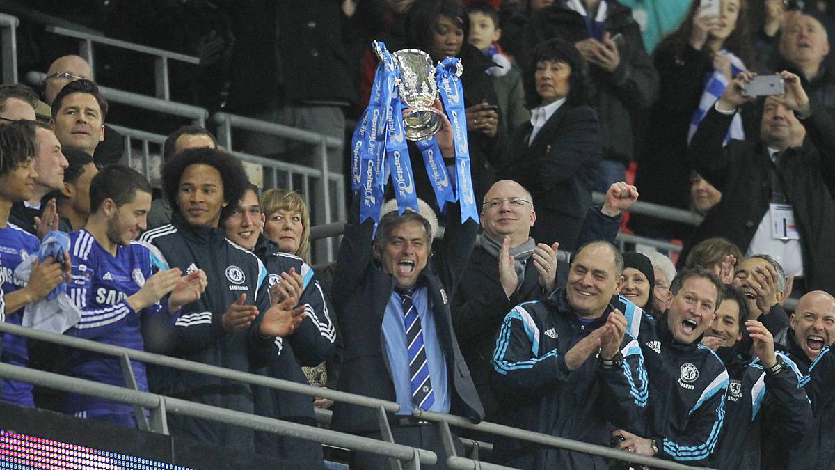Trainer Jose Mourinho reckt den Pokal in die Höhe. Chelsea gewinnt den Cup bereits zum fünften Mal
