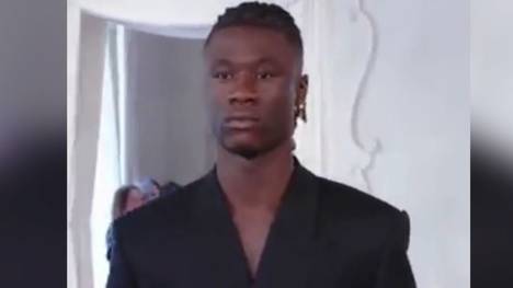 Vom Fußballplatz auf den Laufsteg: Eduardo Camavinga von Real Madrid präsentiert die neueste Kollektion einer luxuriösen Mode-Marke.