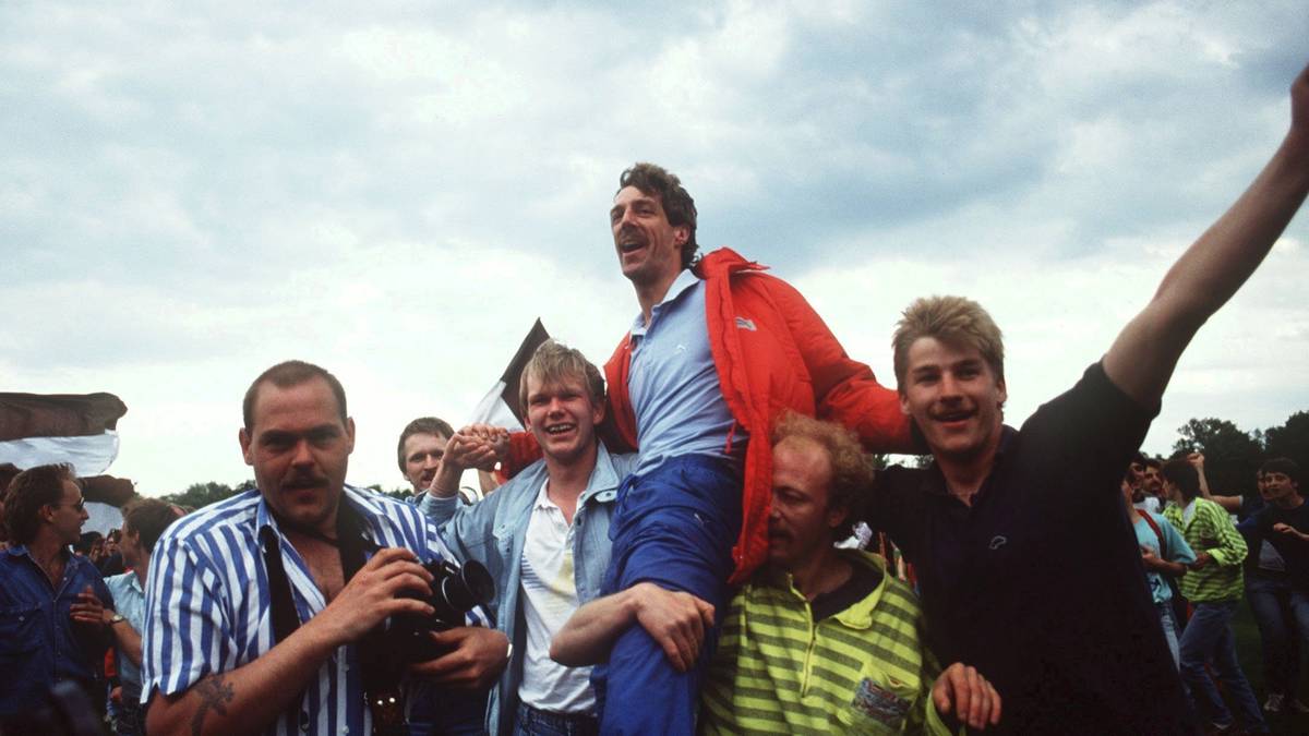 4. Helmut Schulte (o.): Bundesliga-Debüt als Cheftrainer 1988 für den FC St. Pauli mit 30 Jahren, zehn Monaten und neun Tagen