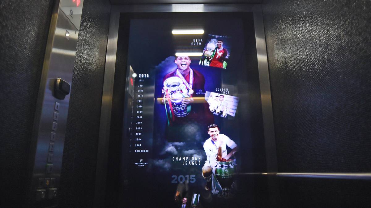 Eine Fahrt im Aufzug wird zum Ronaldo-Erlebnis: Während der Fahrt nach oben sieht man im Video Ronaldos Karriere an sich vorbeiziehen. Von den Anfängen in Portugal bis zu den Triumphen mit Real Madrid. Fährt man nach unten, läuft der Film von hinten nach vorne ab