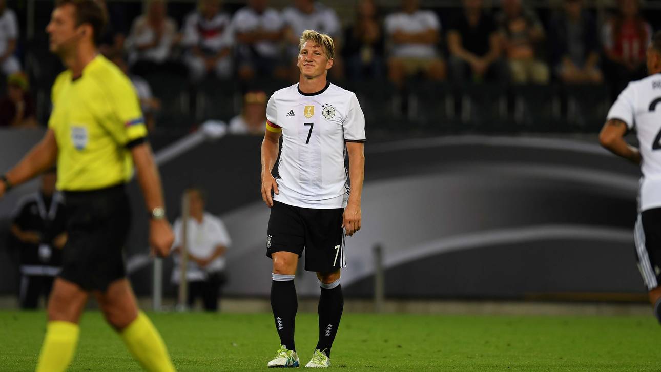 Schweinsteiger behält Kapitänsbinde