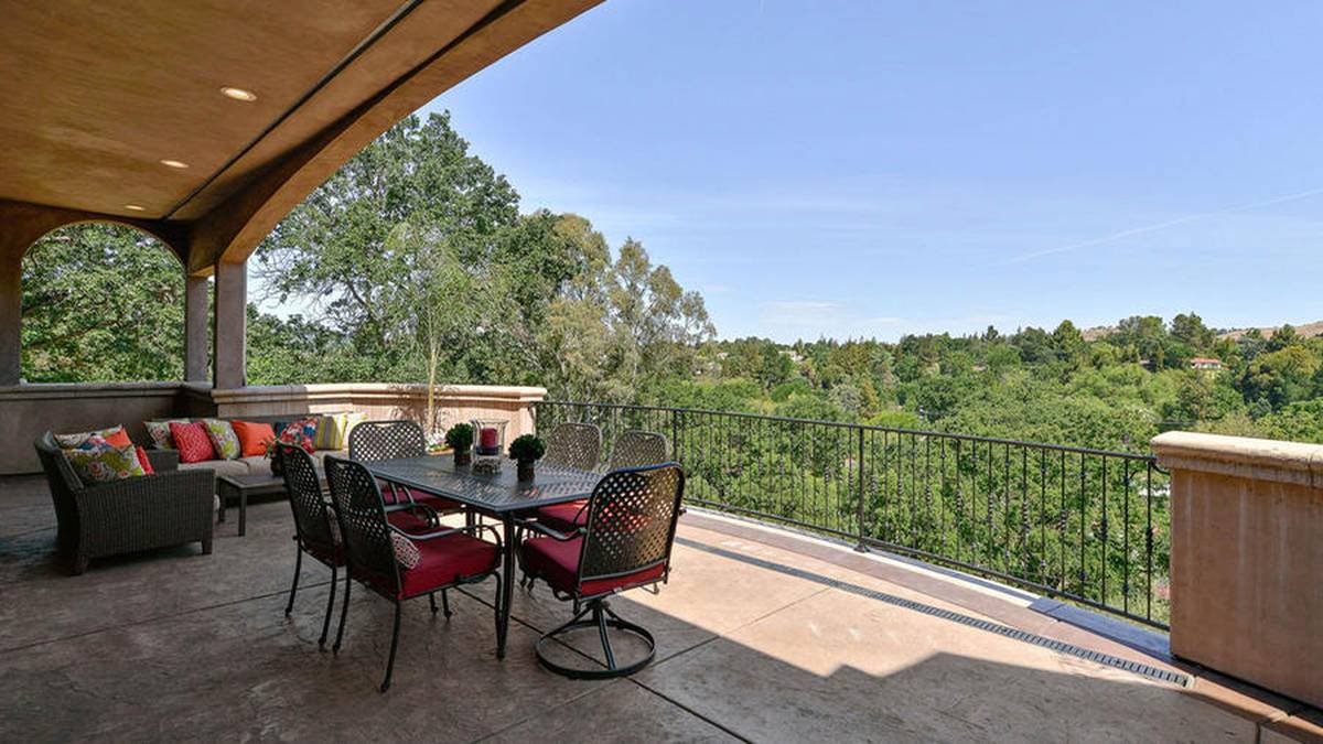 ...und sich das BBQ stilecht auf einer Veranda mit grandioser Aussicht servieren lassen