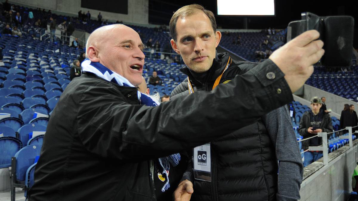 Thomas Tuchel scheint sich in Portugal einiger Beliebtheit zu erfreuen. Vor dem Rückspiel gegen Porto in der UEFA Europa League lichtet sich ein Fan mit dem BVB-Trainer ab