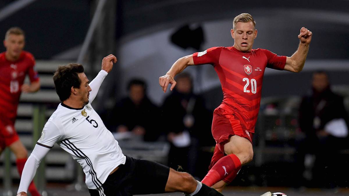 Mats Hummels, der in dieser Saison zum ersten Mal neben Bayern-Kollege Jerome Boateng in der Innenverteidigung aufläuft, zeigt im ersten Durchgang eine überragende Vorstellung