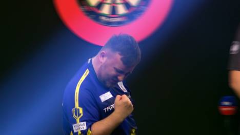 Luke Littler gewinnt am ersten Spieltag des Grand Slam of Darts in beeindruckender Weise gegen Keane Barry und fügt diesem einen White Wash zu.