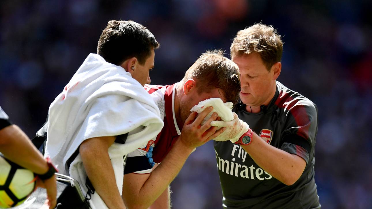 Mertesacker blutüberströmt raus