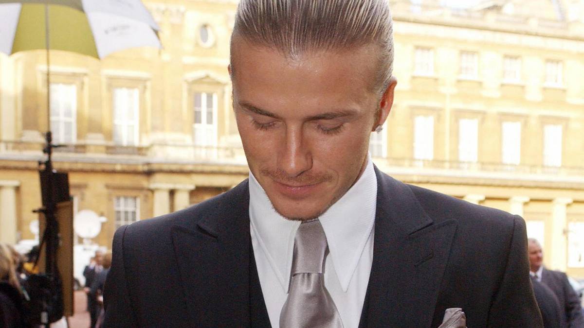 Auch zuhause erfährt Beckham endlich die verdiente Anerkennung: Im November 2003 ernennt ihn Queen Elisabeth II. zum Officer of the British Empire