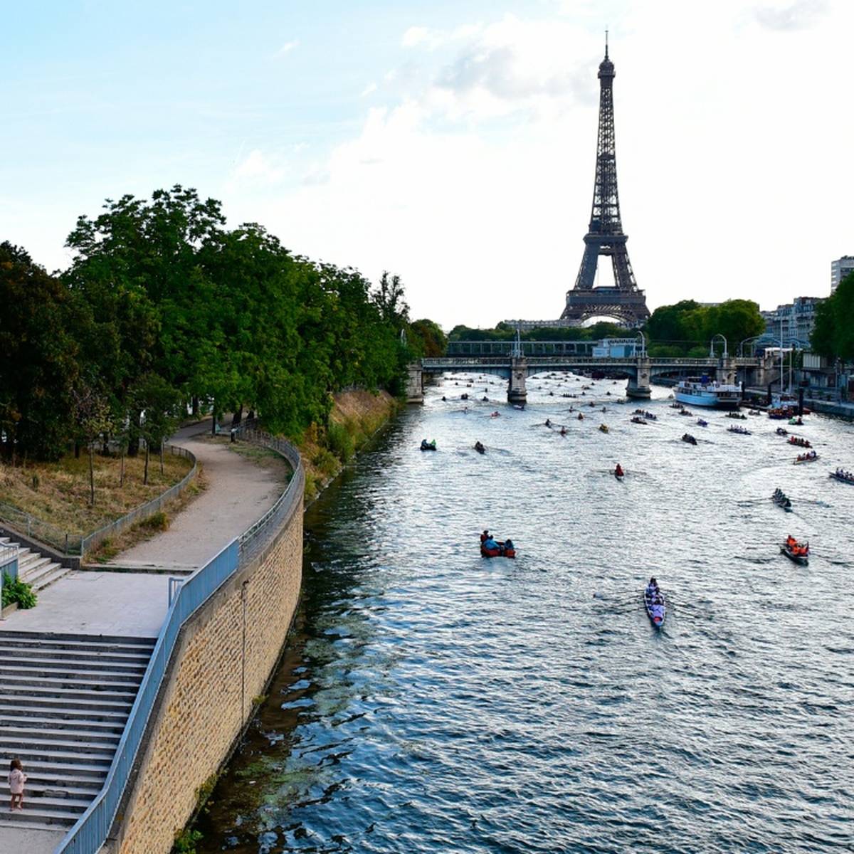 Die Organisatoren der Olympischen Spiele 2024 in Paris wollen trotz Sicherheitsbedenken an der Eröffnungsfeier auf und entlang der Seine festhalten.