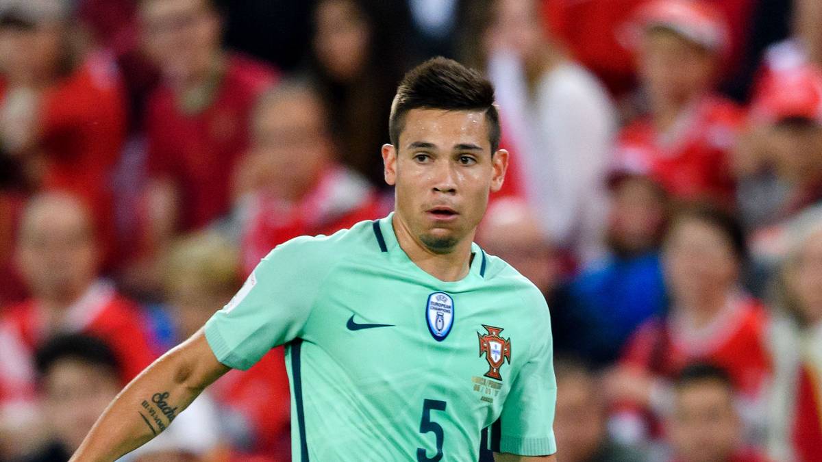 Guerreiro wurde zwar Europameister mit Portugal - spricht aber kaum Portugiesisch. Der Allrounder, der vom FC Lorient zum BVB kam, wuchs als Sohn eines portugiesischen Vaters und einer französischen Mutter nahe Paris auf