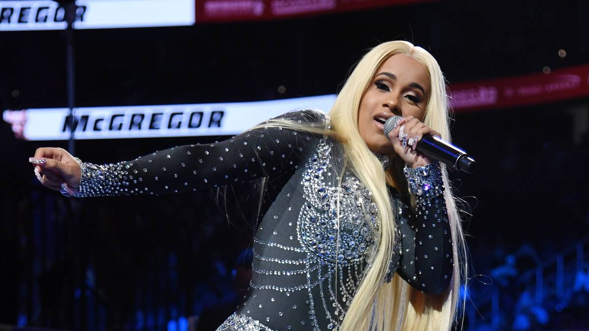 Bevor es los geht treten einige Künstler auf. Rapperin Cardi B lässt im Ring die Hüften kreisen