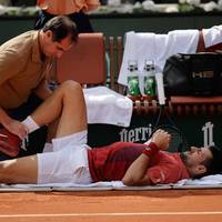 Novak Djokovic siegt bei den French Open dramatisch. Der Serbe verletzt sich früh im Match und sichert sich dennoch einen Rekord.