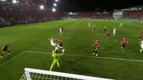 Was für ein Pokal-Abend in Wiesbaden! Bayern München gibt den eigentlich sicheren Sieg fast aus der Hand. Dann wird Harry Kane mal wieder zum Matchwinner, obwohl er an dem Abend seinen Meister findet. Kommentator: Oliver Forster.