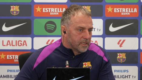 Der FC Barcelona gerät aufgrund der Spielweise aktuell in die Kritik, vor allem Trainer Hansi Flick. Der Deutsche betont, dass seine Spieler trotzdem an seiner Taktik festhalten.