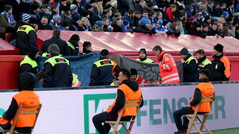 Zwei Schalker Fans wurden bei einem Unfall während der Partie in Leverkusen verletzt