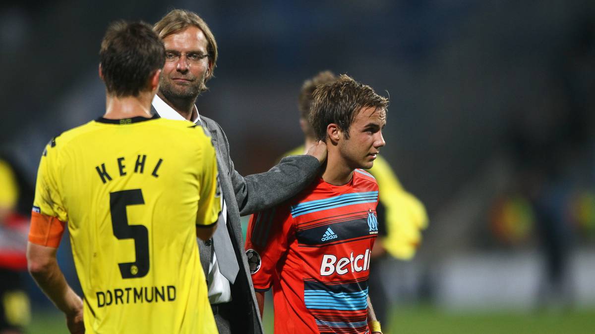 Doch seine junge Mannschaft muss Lehrgeld zahlen und scheidet schon in der Gruppenphase aus. Hier tröstet Klopp Mario Götze (r.), dessen Talent er früh erkennt und fördert