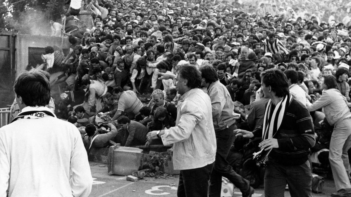 Ein dunkles Kapitel der Klubhistorie: Die Katastrophe von Heysel. Vor dem Finale im Europapokal der Landesmeister kommt es am 28. Mai 1985 zu einer Massenpanik im Brüsseler Heysel-Stadion. Liverpooler Fans stürmen vor Beginn des Spiels gegen Juventus Turin einen Block mit italienischen Fans. 39 Menschen sterben