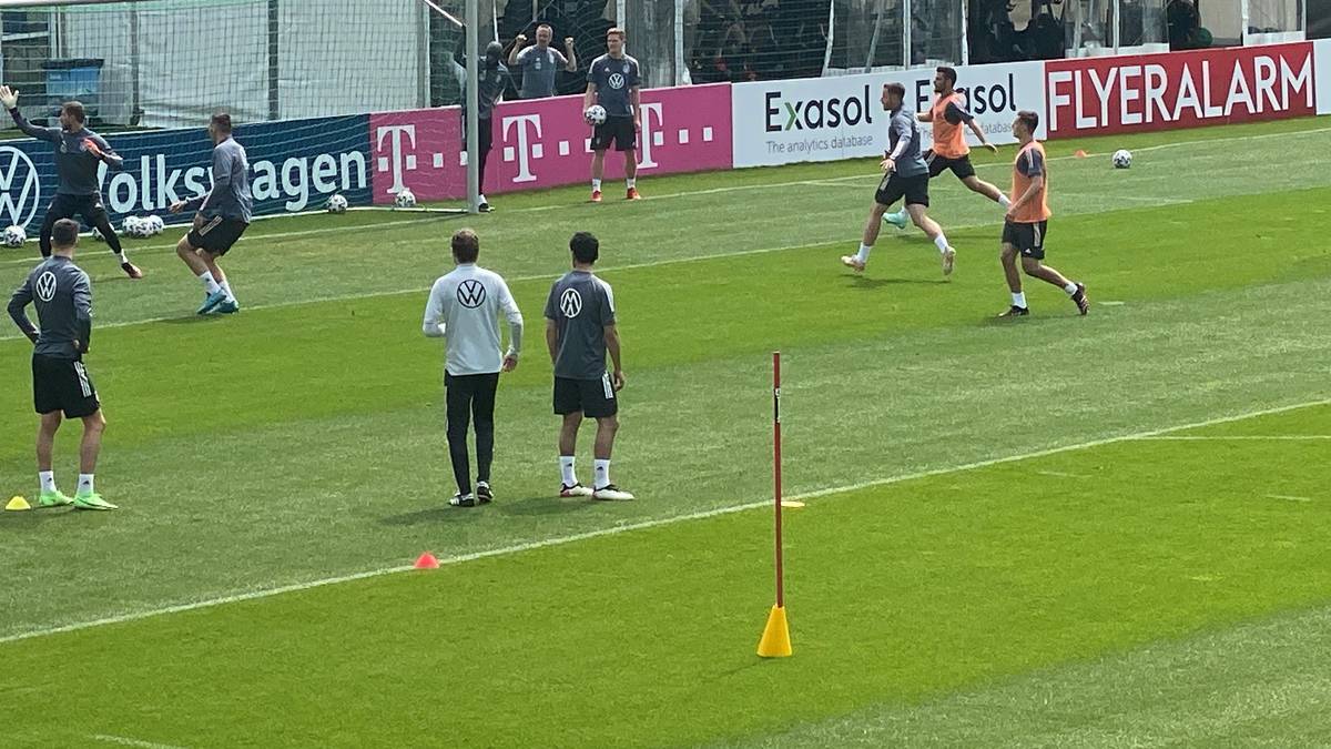 Ilkay Gündogan im Training neben Joachim Löw